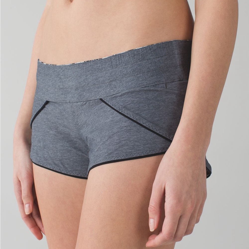 Lululemon Reversible Water Surf Short in Crosscourt Petal Gray Black - Size 2? - Picture 3 of 10